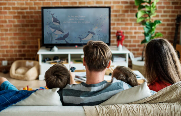 ¿A qué distancia deben ver los niños la televisión?