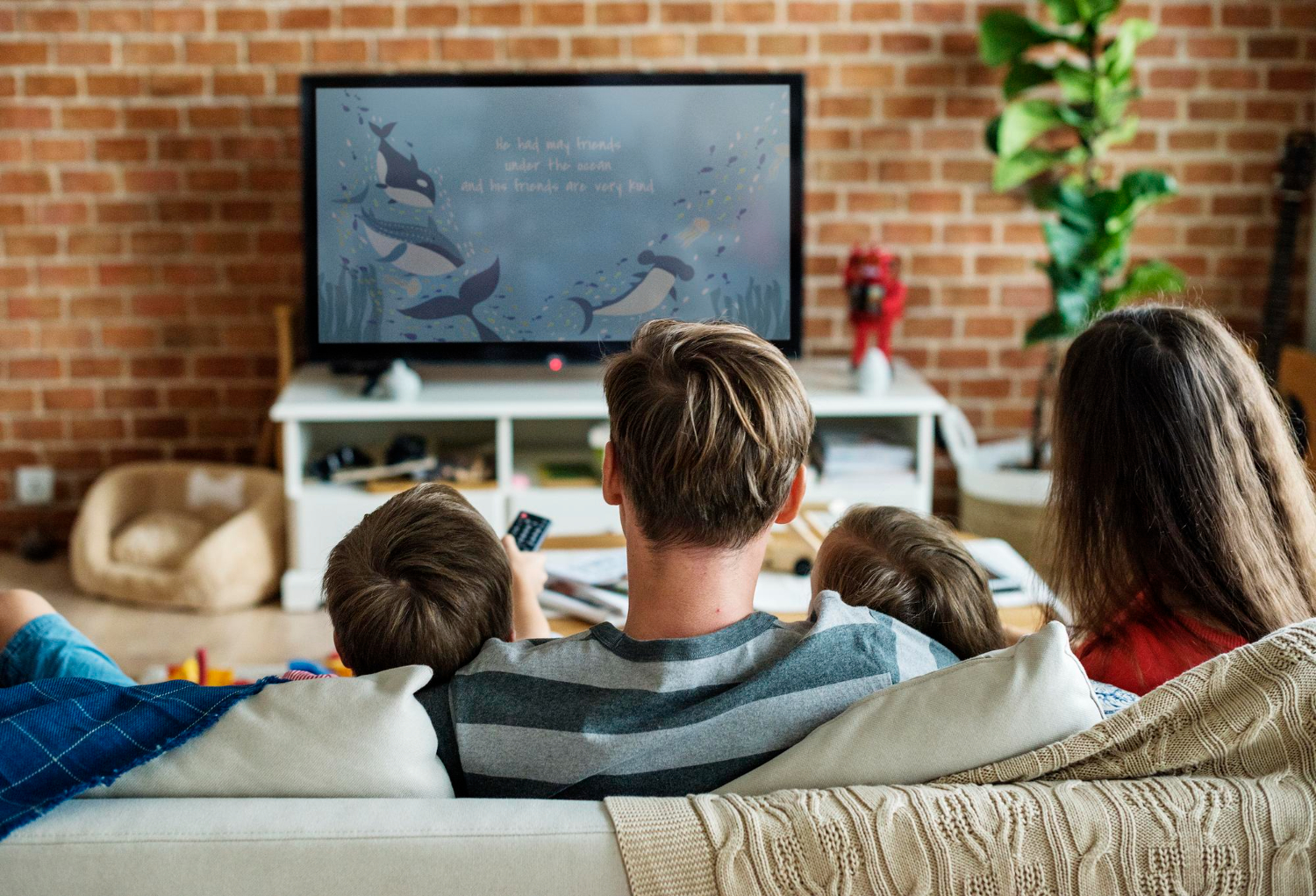 ¿A qué distancia deben ver los niños la televisión?
