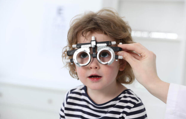 Atropina y lentes especiales para controlar la miopía infantil.