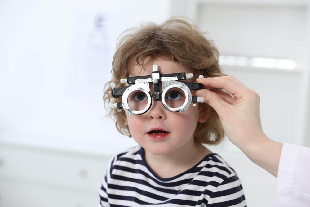 Atropina y lentes especiales para controlar la miopía infantil.